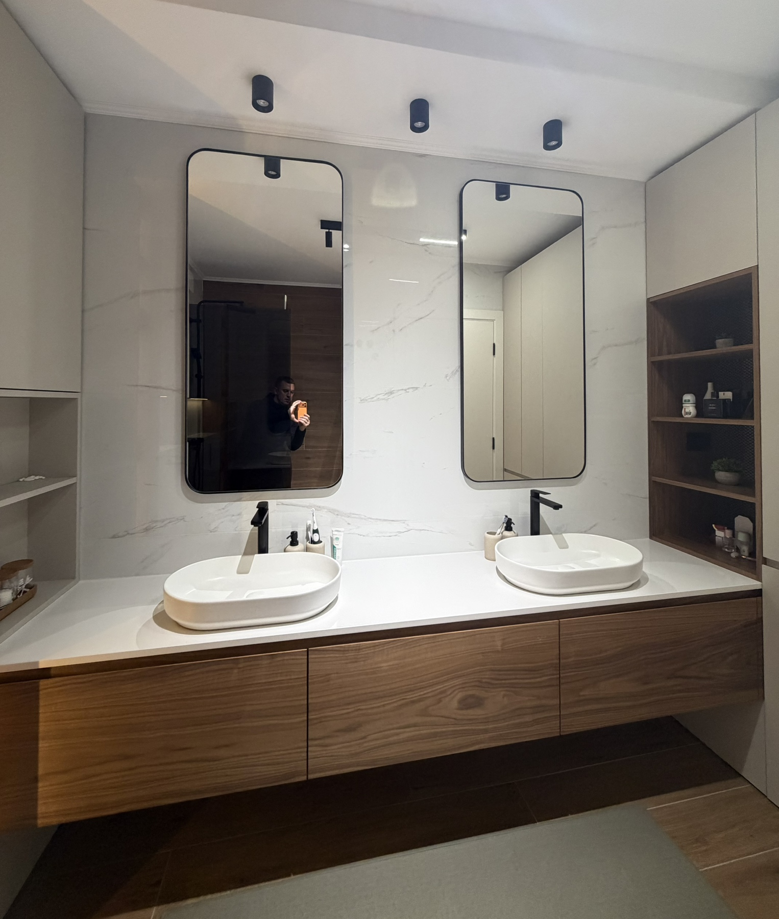 Dvostruki lavabo sa orahom