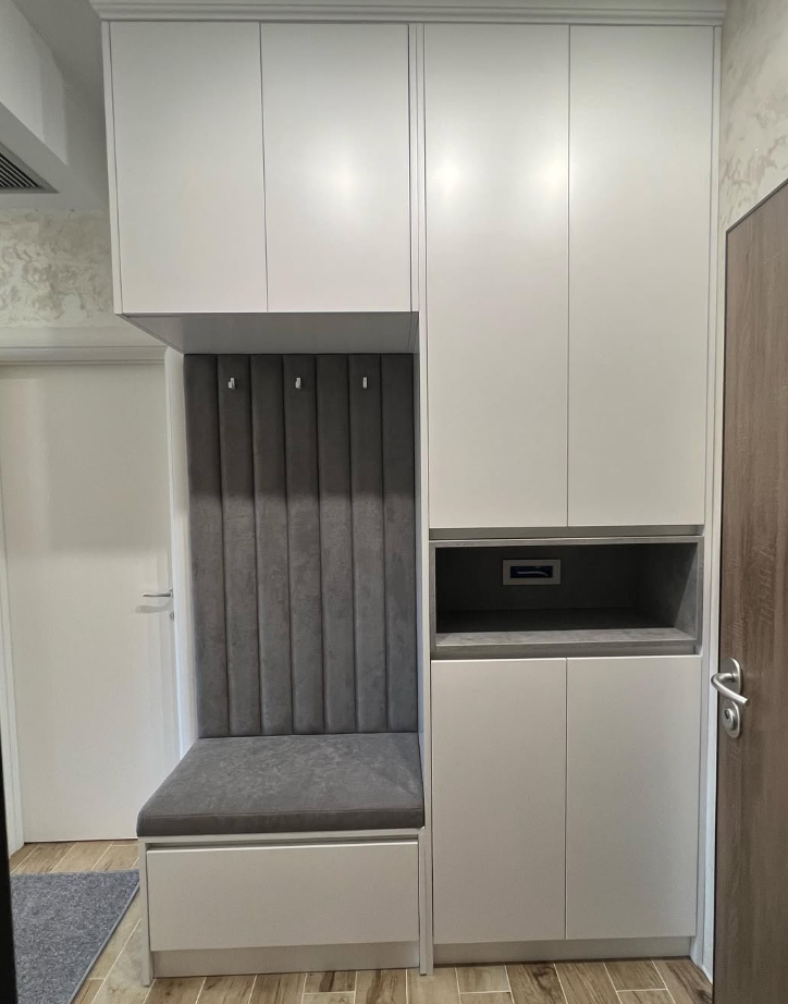 Beli plakar sa tapaciranom garderobnom klupom
