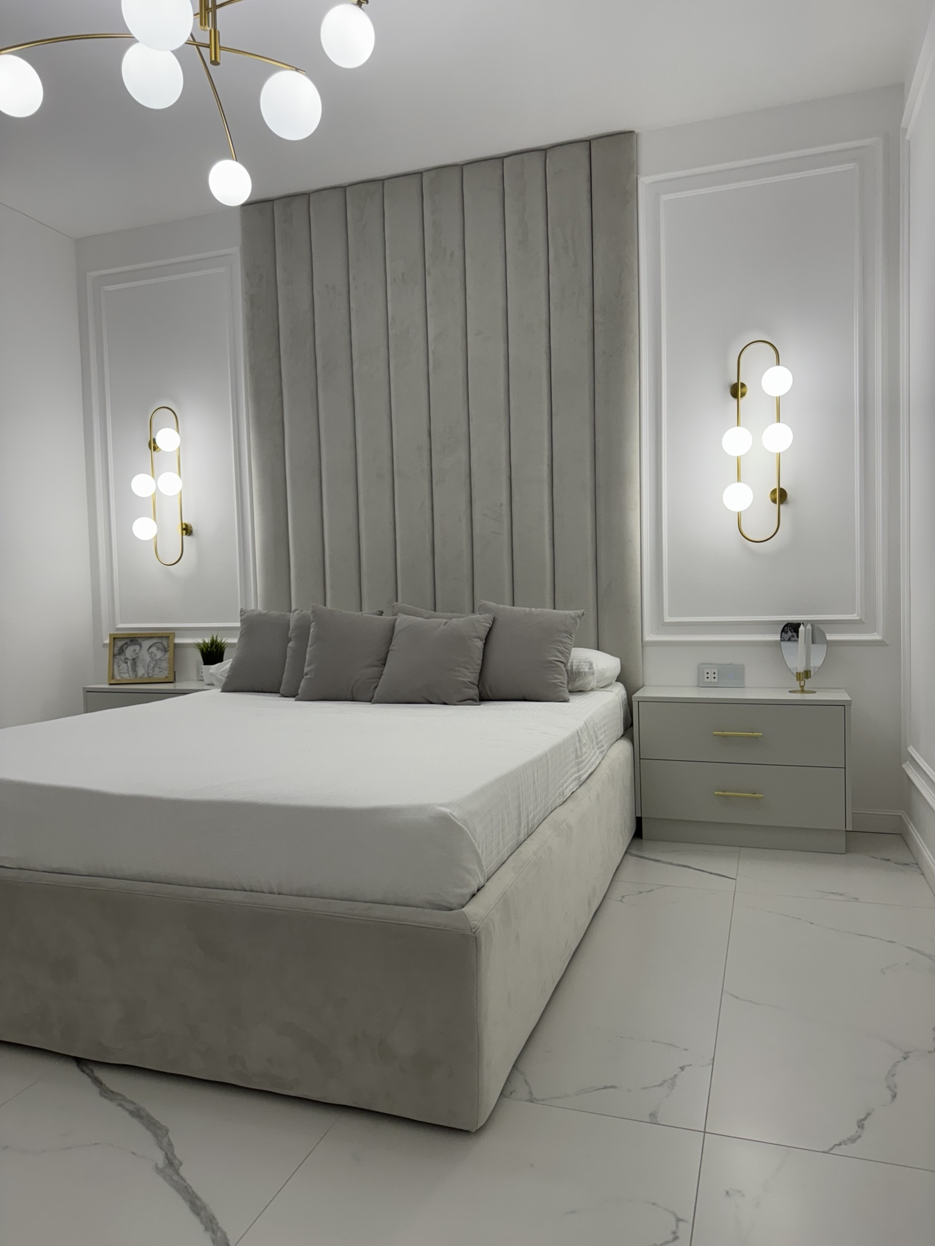 Elegantna spavaća soba sa štukaturom