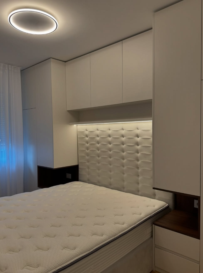 Plakari iznad kreveta sa LED rasvetom