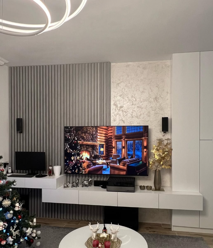 TV zid sa sivim lamelama i belim panelom