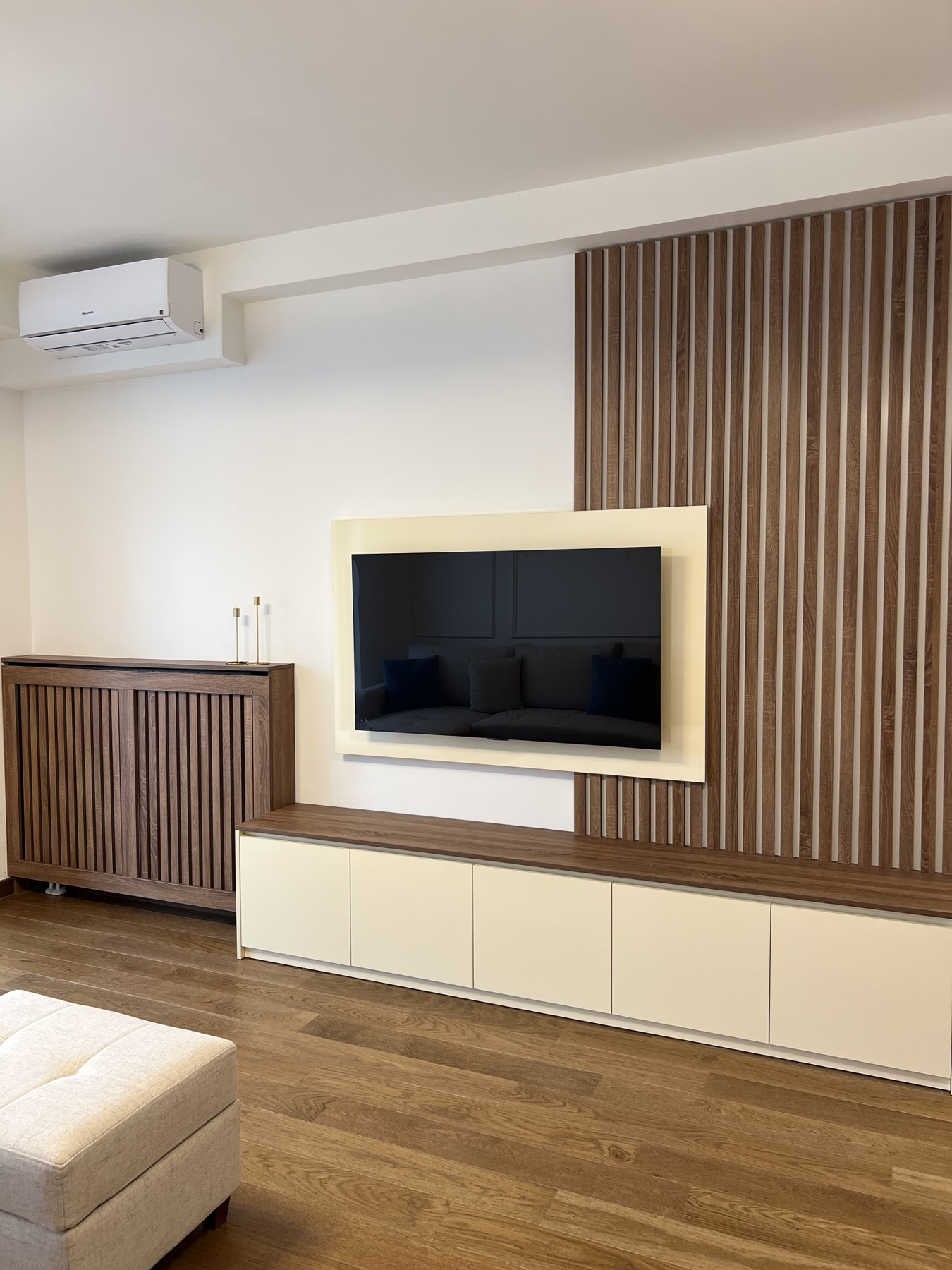 TV komoda sa drvenim lamelama i krem panelom