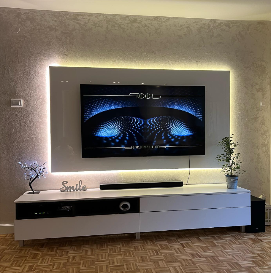 Beli TV zid sa LED rasvetom